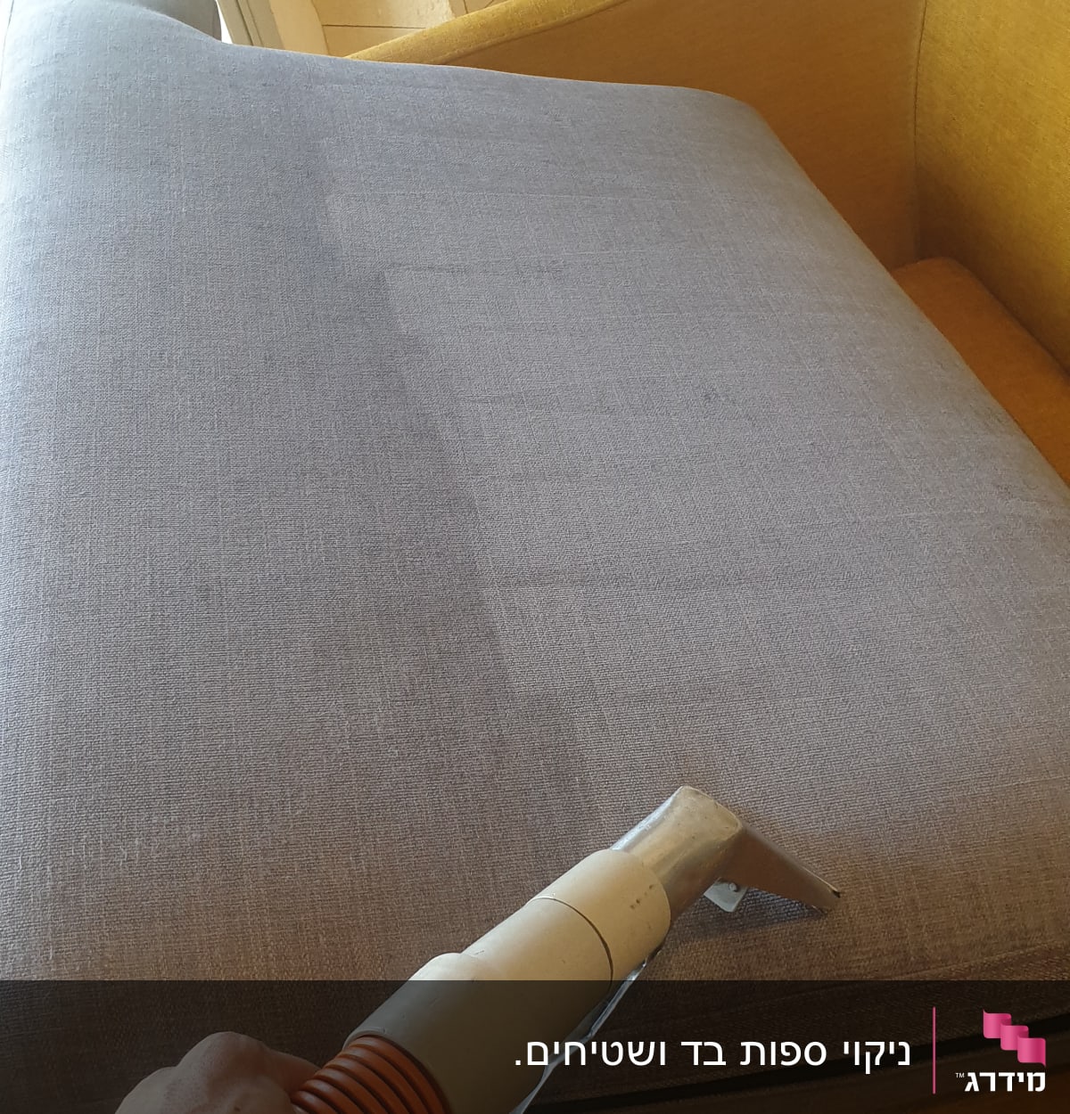 ניקוי ספה עם שואב אבק ידני